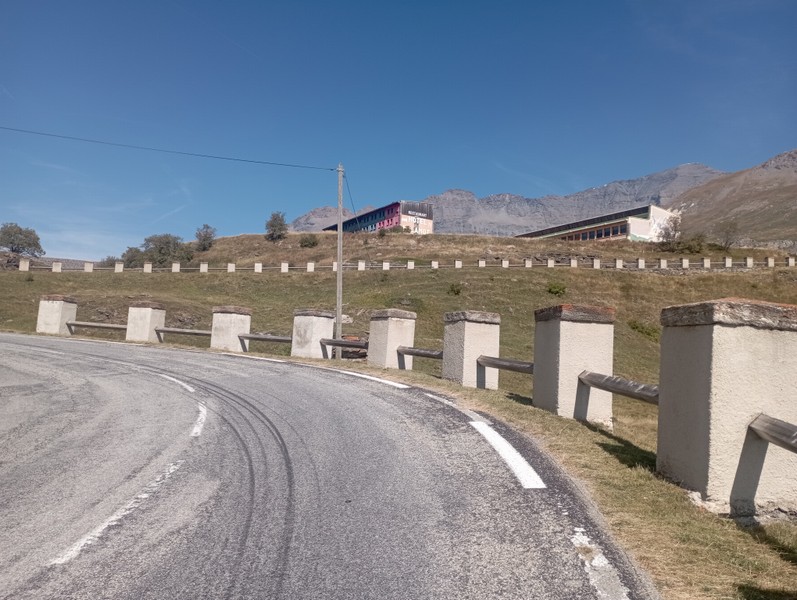 Sous le barrage du Mont Cenis ; traces de pneus de ? Kacous