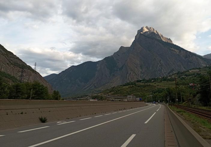 Sur la D 1006 entre st Michel et st jean de Maurienne, train autoroute rivière D 1006 et .. bande cyclable