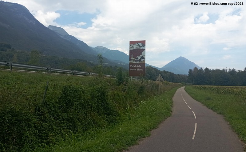 Sur la V-62, l'écurie est en vue , derrière le col de Tamie que l'on distingue ici