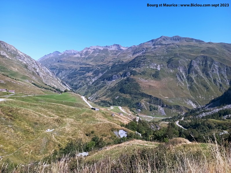 Vue sur Bourg st maurice en direction du petit st Bernard