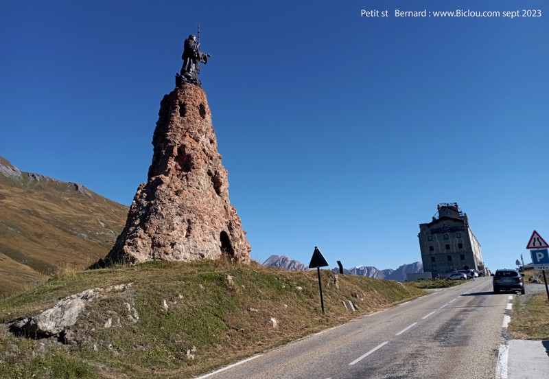 La stèle de saint Bernard au col éponyme en 2023