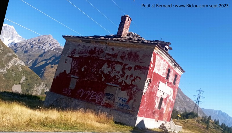 Ce qu'il reste de la Casa Cantoniera au col du Petit st Bernard (2023)