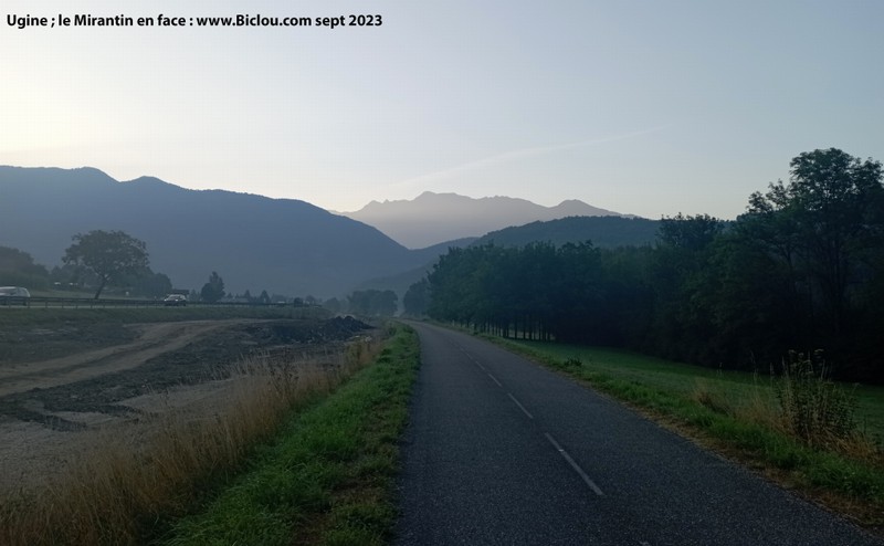 Sur la voie dite verte V-62 en direction de Ugine : Le Mont Mirantin en face