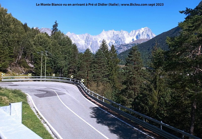 Vue sur le Mont-Blanc peu avant Pré saint Didier (Italie) sept 2023