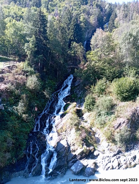 Fraicheur de la Cascade de Lanteney, alimentant la Dora Baltea (Vallée d'Aoste) sept 2023