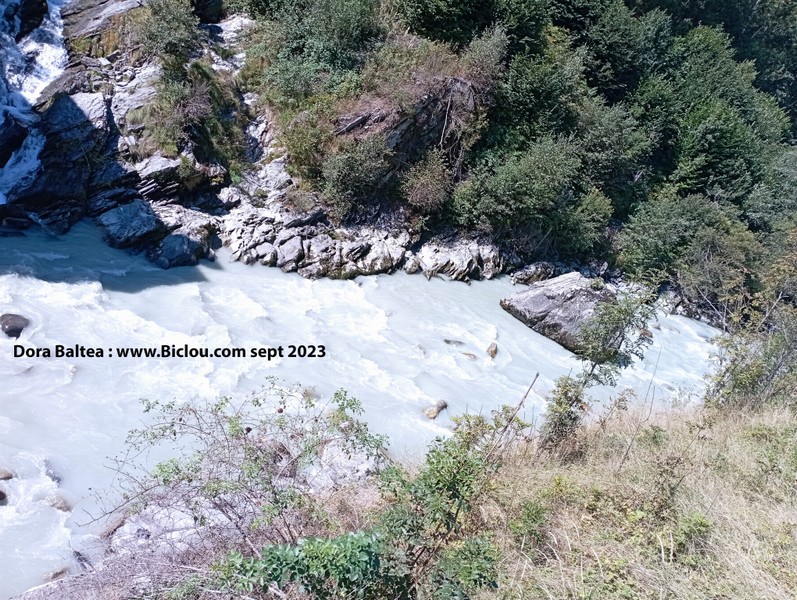 La Dora Baltea, qui coule en Vallée d'Aoste
