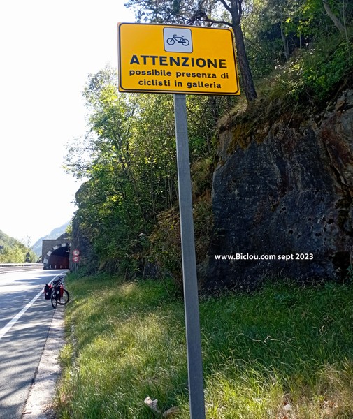 Sur la statale 26 en vallée d'Aoste ; panneaux incitatifs à la prudence envers les cyclistes  .. en 2023