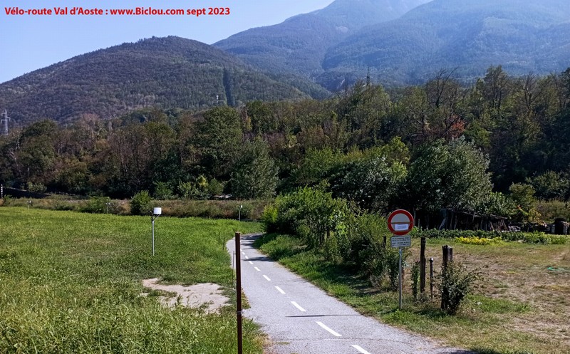 On retrouve le fil du parcours menant en bas de la vallée d'Aoste sur la voie verte