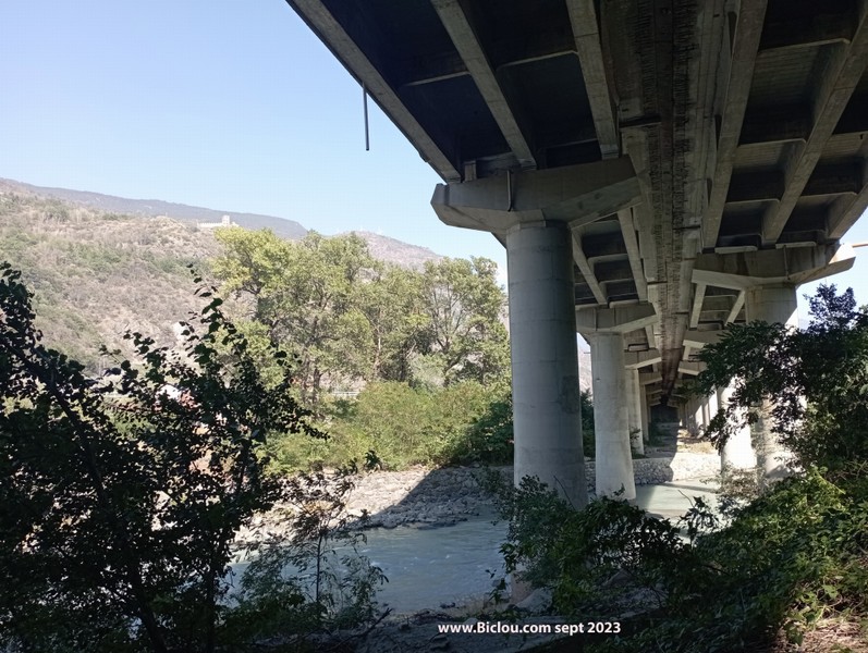 Sous l'autostrada Aosta Torino et vicino la Dora Baltea