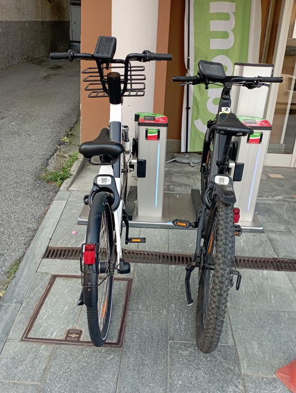 Recharge des vélos électriques devant l'hôtel à Saint Vincent (sept 2023)