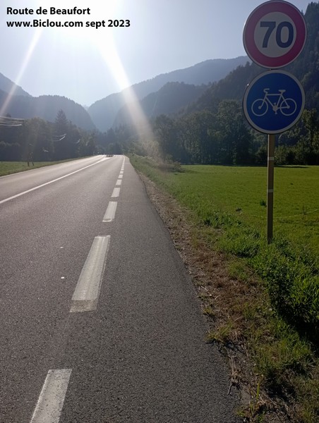 Route de Beaufort : Bandelette dite cyclable ?