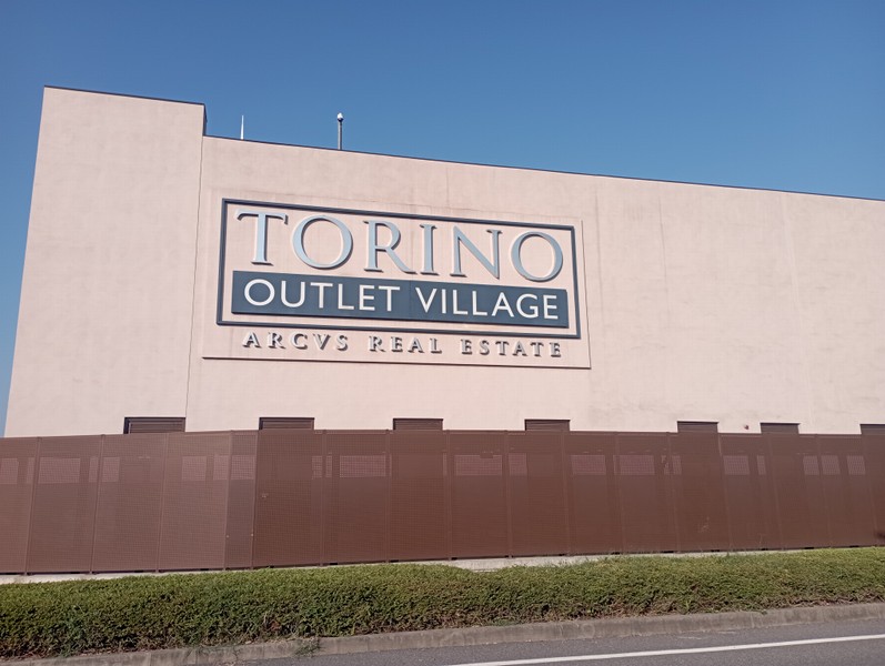 Outlet Village à Torino, ca devrait intérésser quelques jantes dames ..