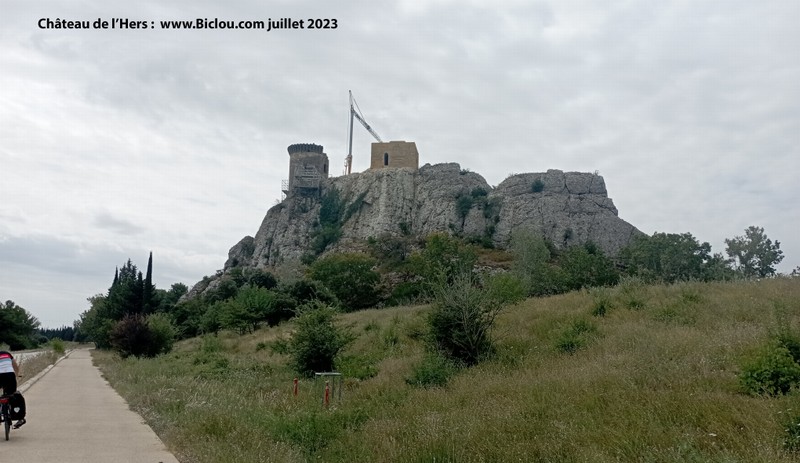 Château de l'Hers sur ViaRhôna, du côté de ChâteauNeuf du Pape en 2023