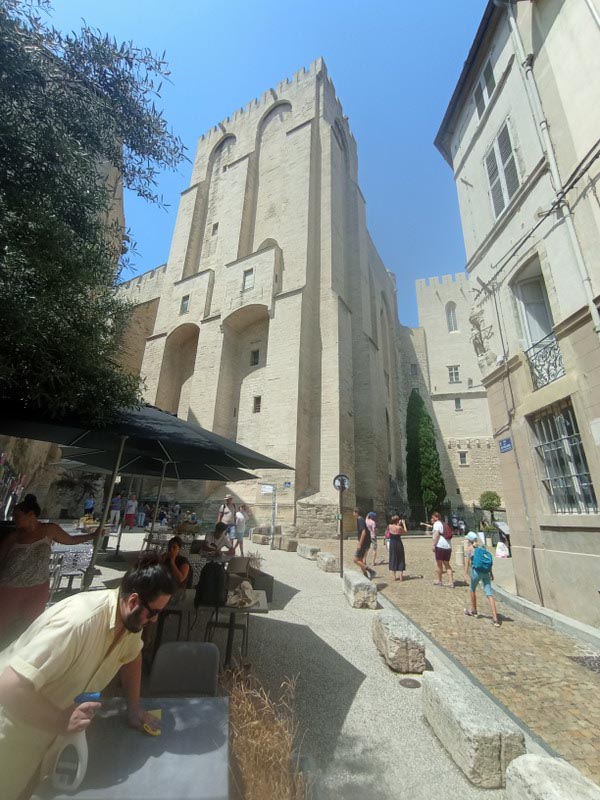 Avignon ; Rafraichissement sous le Palais des papes
