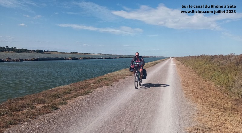 Sur la levée du canal du Rhône à Sète en juillet 2023 .. ca roule ..