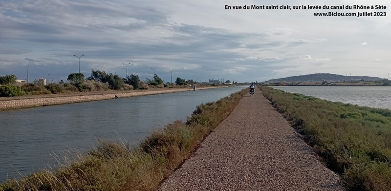 le long du canal de Rhône à Sète, En vue du Mont Saint clair de  Sète ..<