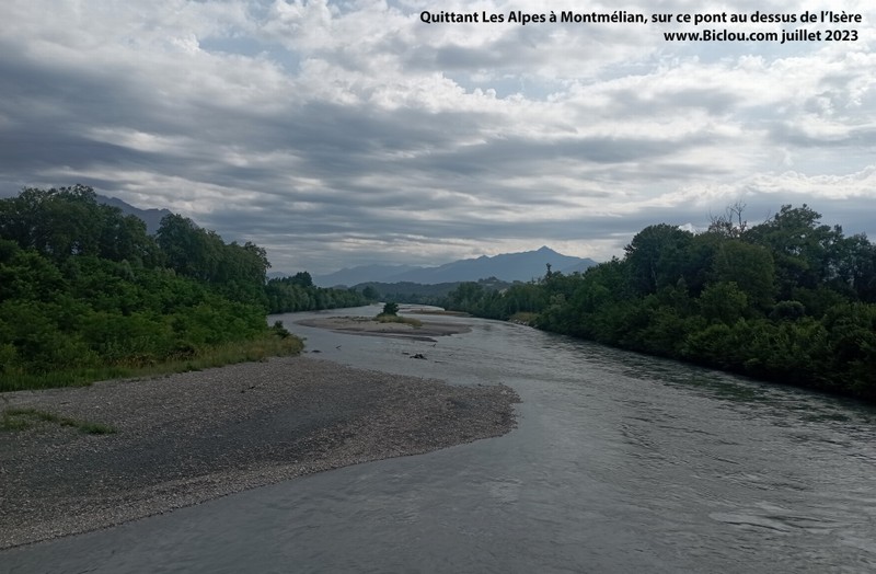 Quittant les Alpes (le Beaufortin dans le fond) , à Montmélian, sur ce pont du dessus de l'Isère, direction le Sud