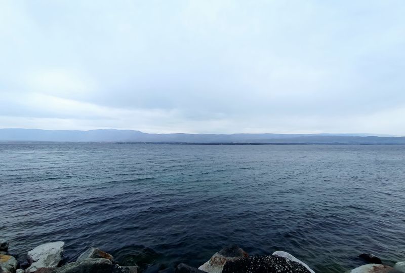 Le Jura, vu des bords du Léman en mars 2023