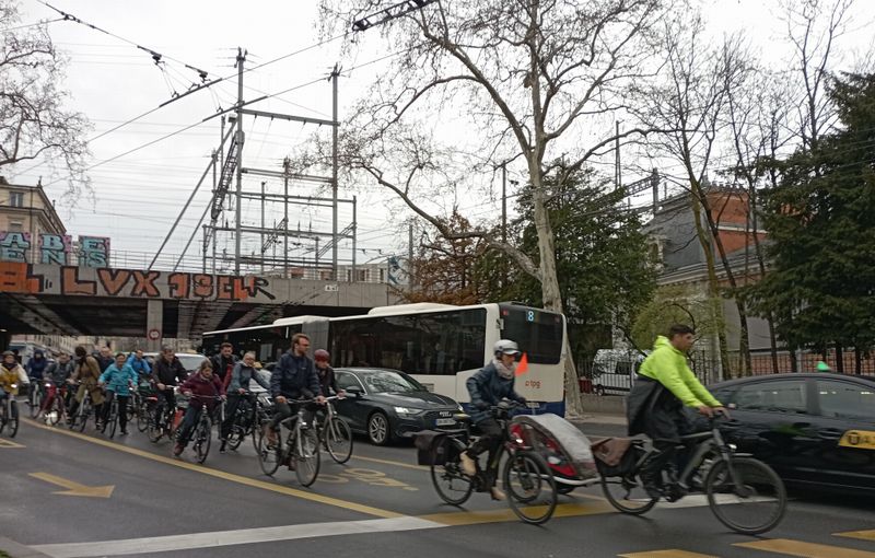 Genève mars 2023 : Groupe de vélo-taffeurs, en goguette