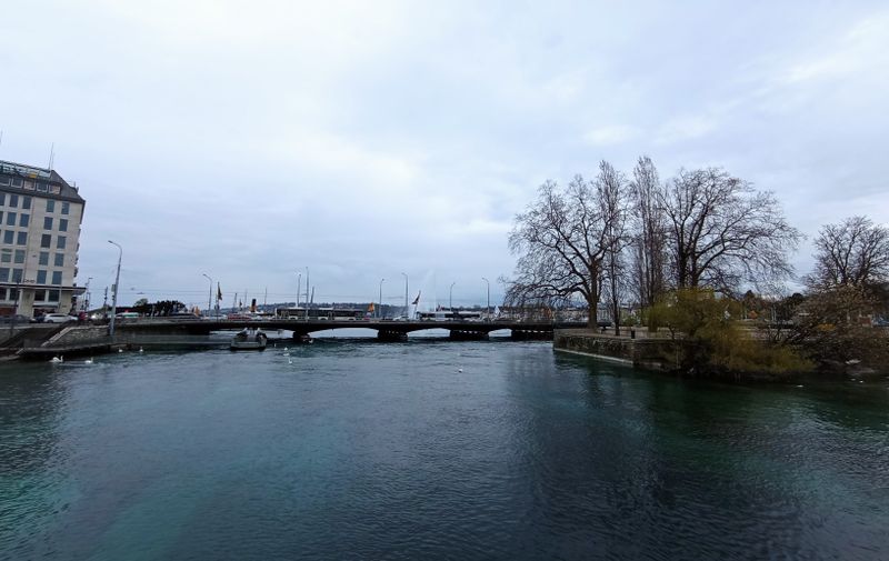 Le Pont du Mont Blanc et le retour du Rhône à Genève en mars 2023