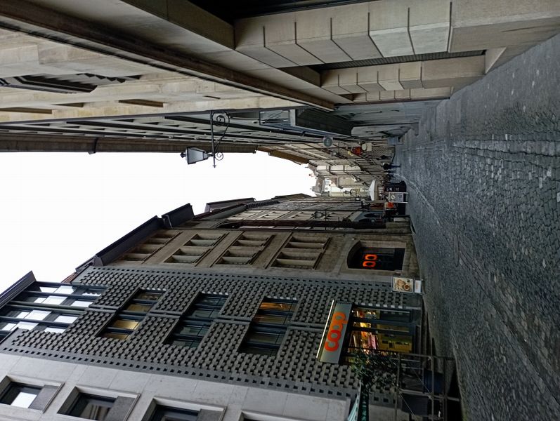 Pour finir en costo : Une derniere belle bosse : Rue de la cité à Genève