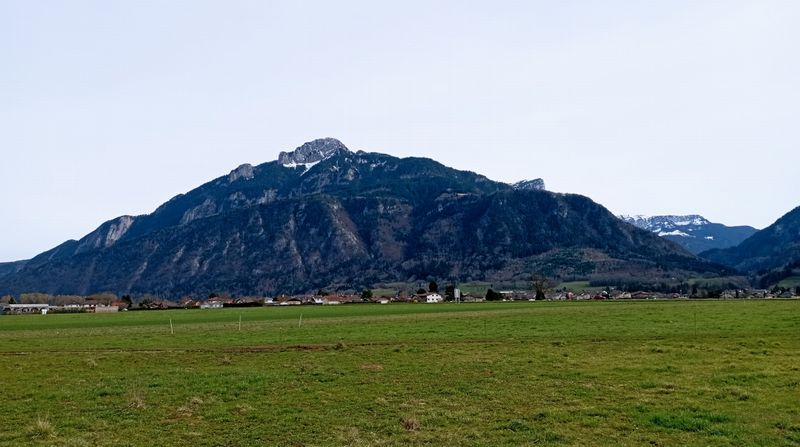 Saint Pierre en Faucigny et vue sur la pointe d'Andey (col de solaison pas loin !) 