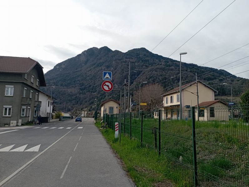 Marignier : une voie cyclable le long de la voie ferrée juska Cluses : sempre dritto en l'absence d'indication V-61