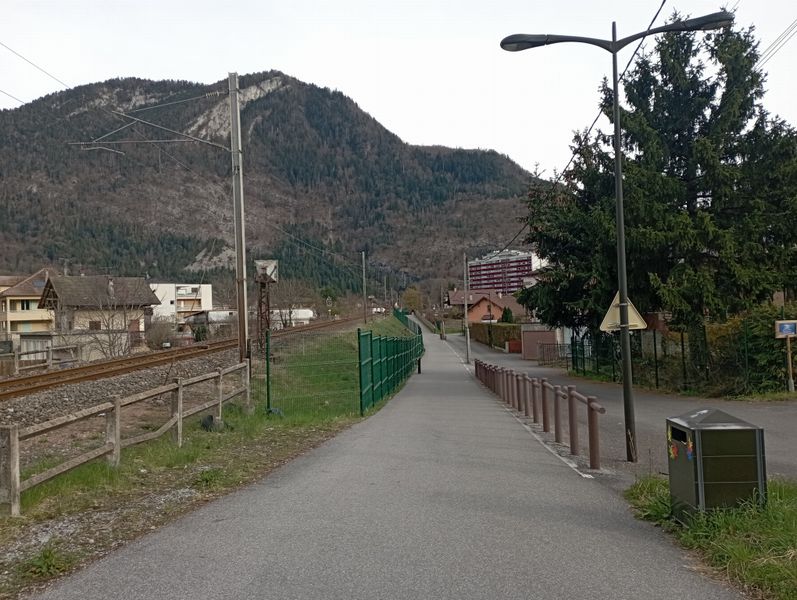 La vélo-route V61 longe la voie ferrée juska Cluses