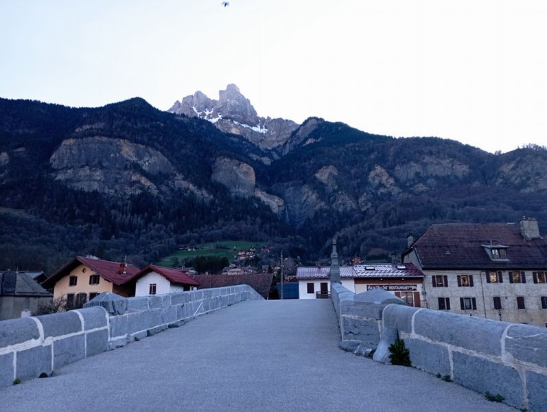 Pont Saint Martin (Sallanches : Mars 2023) sous l'aiguille de Varan (2541 m)