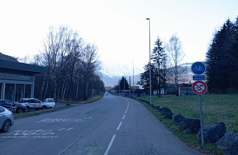 Sallanches : Le long du D 13 en remontant la vallée de l'Arve : Bandes dites cyclables .. ça va ..