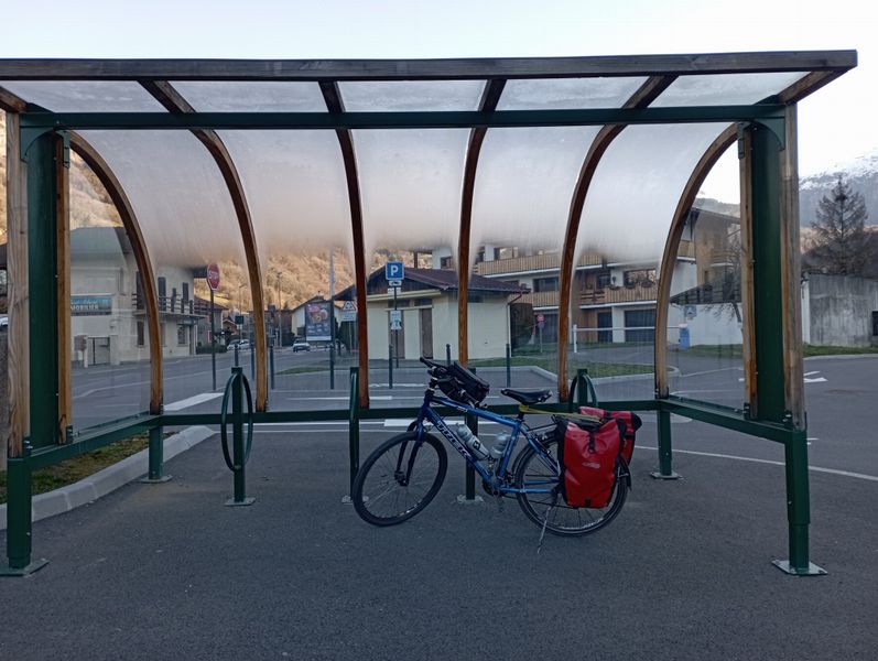 Chedde : Bel abri cycliste : Rare en France