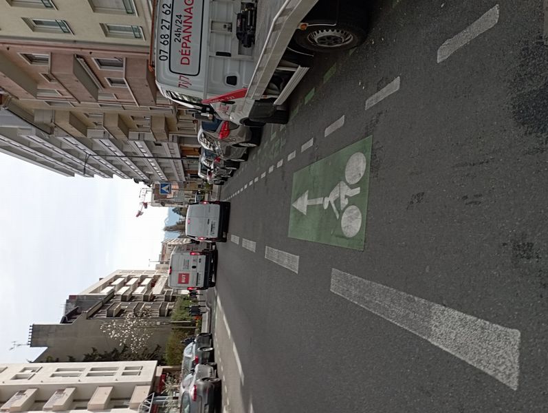 Bandes cyclables ? non ! Arrêts voiture récurents : Annemasse