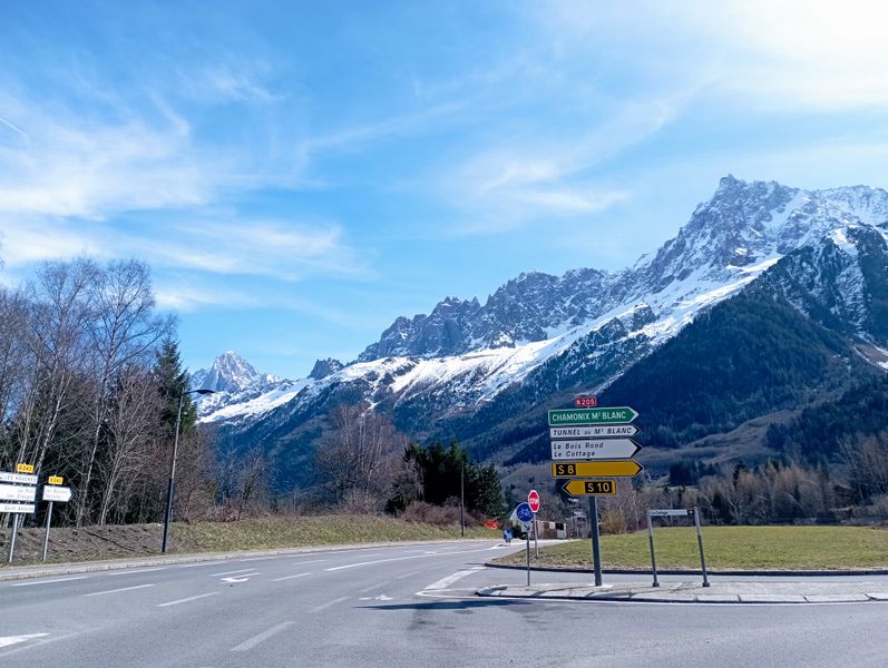 Pic du midi, à droite c'est vers le Tunnel et l'Italia .. , à Bicyclette, faudra (essayer) de la poser dans la corriera