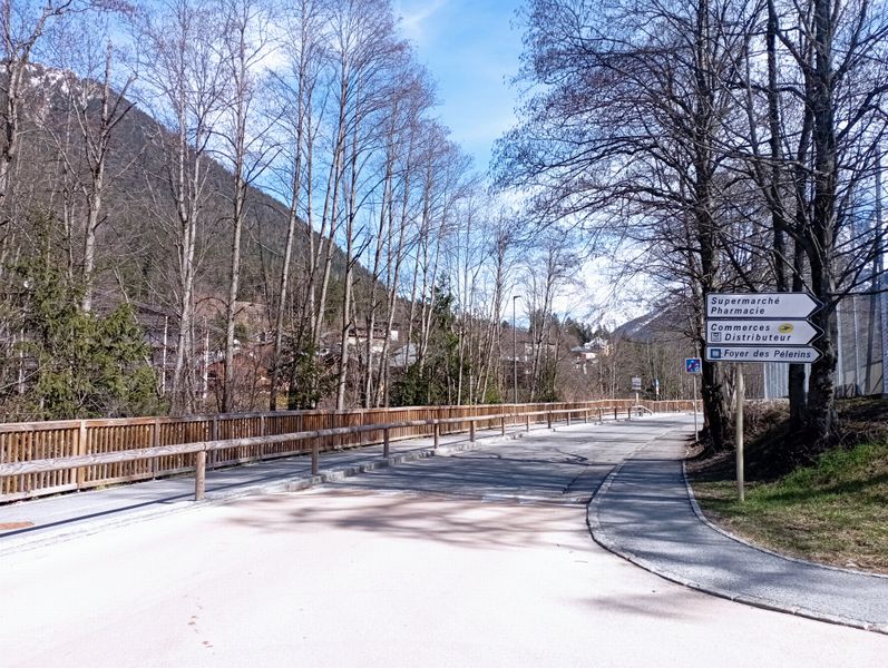 Magnifique piste dite cyclable et piétons avant Chamonix (non identifiée V-61)