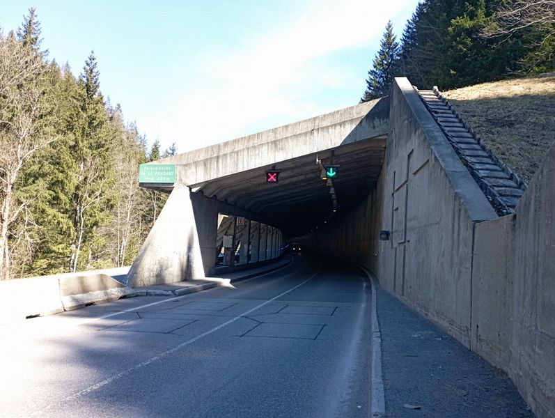 D 1506 :Sortie de chamonix en direction de Argentière : Cyclistes ; serrez les Fesses et priez Sainte Rita