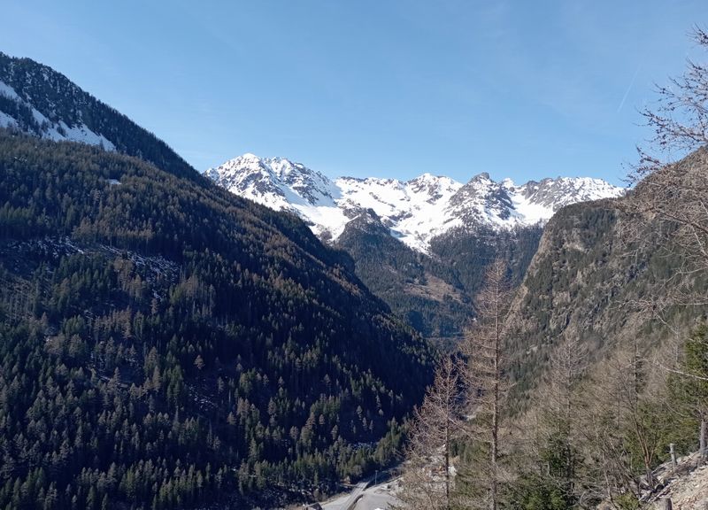 En montant le col de la Forclaz par Trient ; Montagnes du côté de Finhaut ?