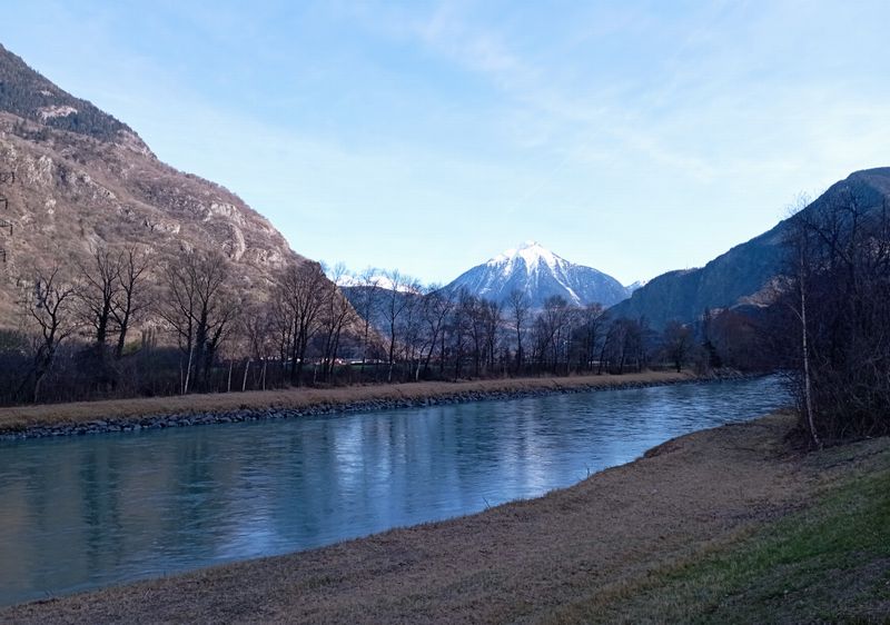 Le Rhône en suisse, un peu à l'étiage en ce mars 2023
