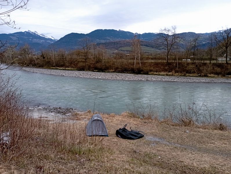 ivouac au bord du Rhône (cyclo inconnu) : Claudio dit "ça craint un peu tout de même ..", de coucher avé une capricieuse ..
