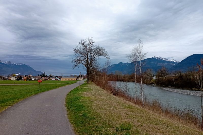 La Levée du Rhône (Suisse), sert de support à la Vélo-route ViaRhôna et Euro-vélo-17, tranquille ..