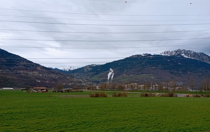 Monthey et en face direction la France par le pas de Morgins et Châtel (Un cyclo affuté pourrait rejoindre la France voisine par ici)