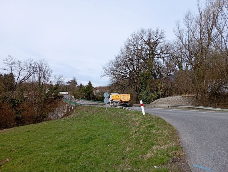 Passage craignoss sur le Pont de Bellecombe au dessus de l'Arve (D 903), dans la tente de la passerelle promise en 2022
