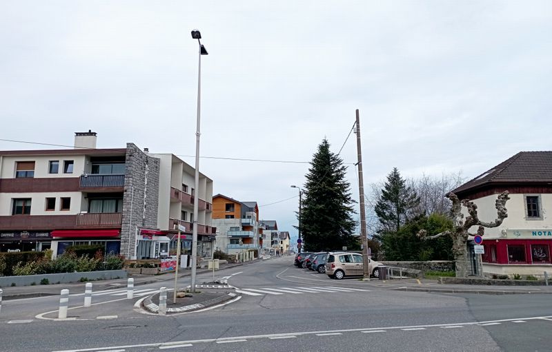 Amphion ; Pas vu de balise Viarhôna (ça fait 10 ans que je leur dit ..) ; mais c'est tout droit ..