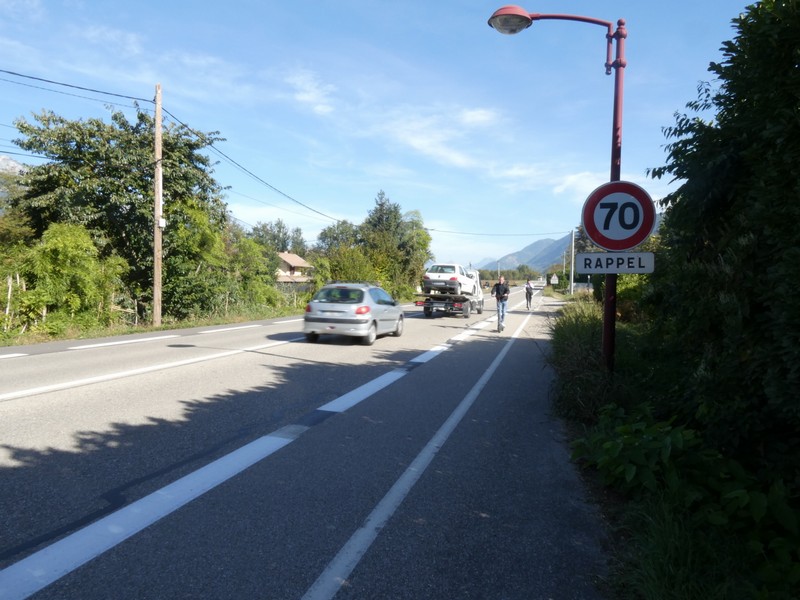 le long de la route D-523 : Bandes dites cyclables et trotinettes, à .. contresens