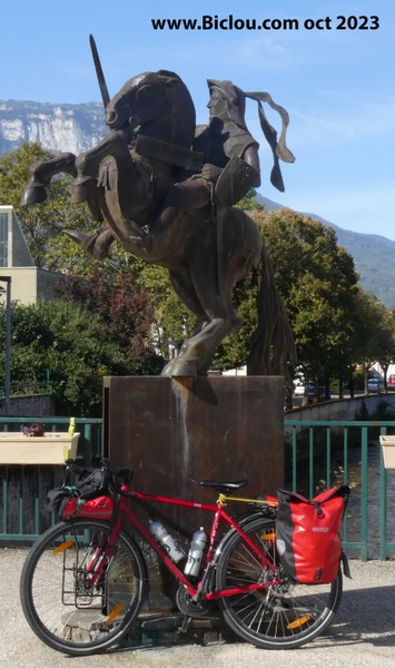 Renato posant devant la statue du chevalier Bayard à Pontcharra (2023)