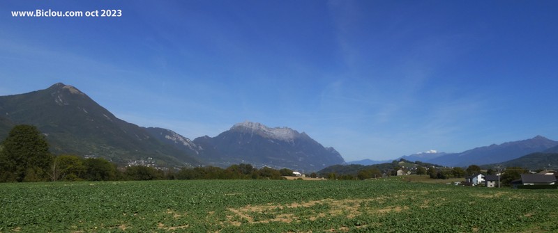 De gauche à droite : le massif des Bauges, le Mont Blanc et la Lauzière