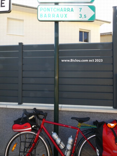 On retrouve le balisage V 63 à Chapareillan