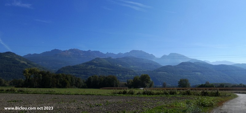 Vu sur le massif de Belledone, depuis la plaine du Grésivaudan et la vélo-route dite V-62 (Via-Pre-Alpina)