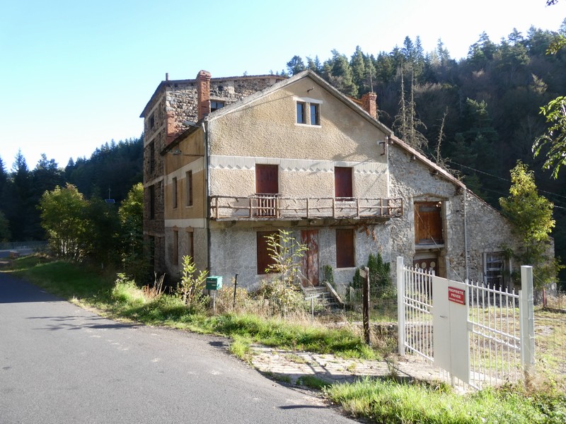 Maisons à l'abandon, mais dans une combe trop ombragée