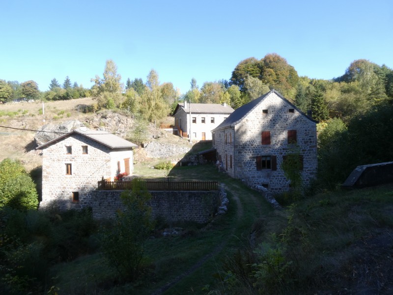 Belles maisons en pierre dans cette combe (Ardèche)