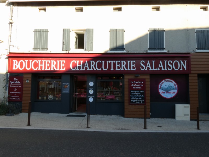 C'est un tantinet Bling cette belle Boucherie de St Bonnet le froid (2023)